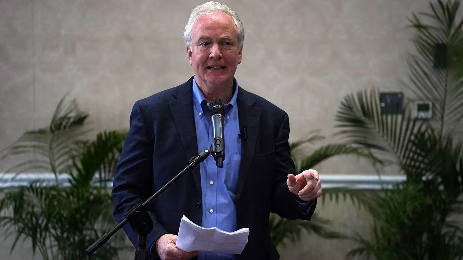 السيناتور كريس فان هولين يتحدث أمام الجمهور، مع التركيز على قضيته المتعلقة بترحيل أبريغو غارسيا إلى السلفادور.