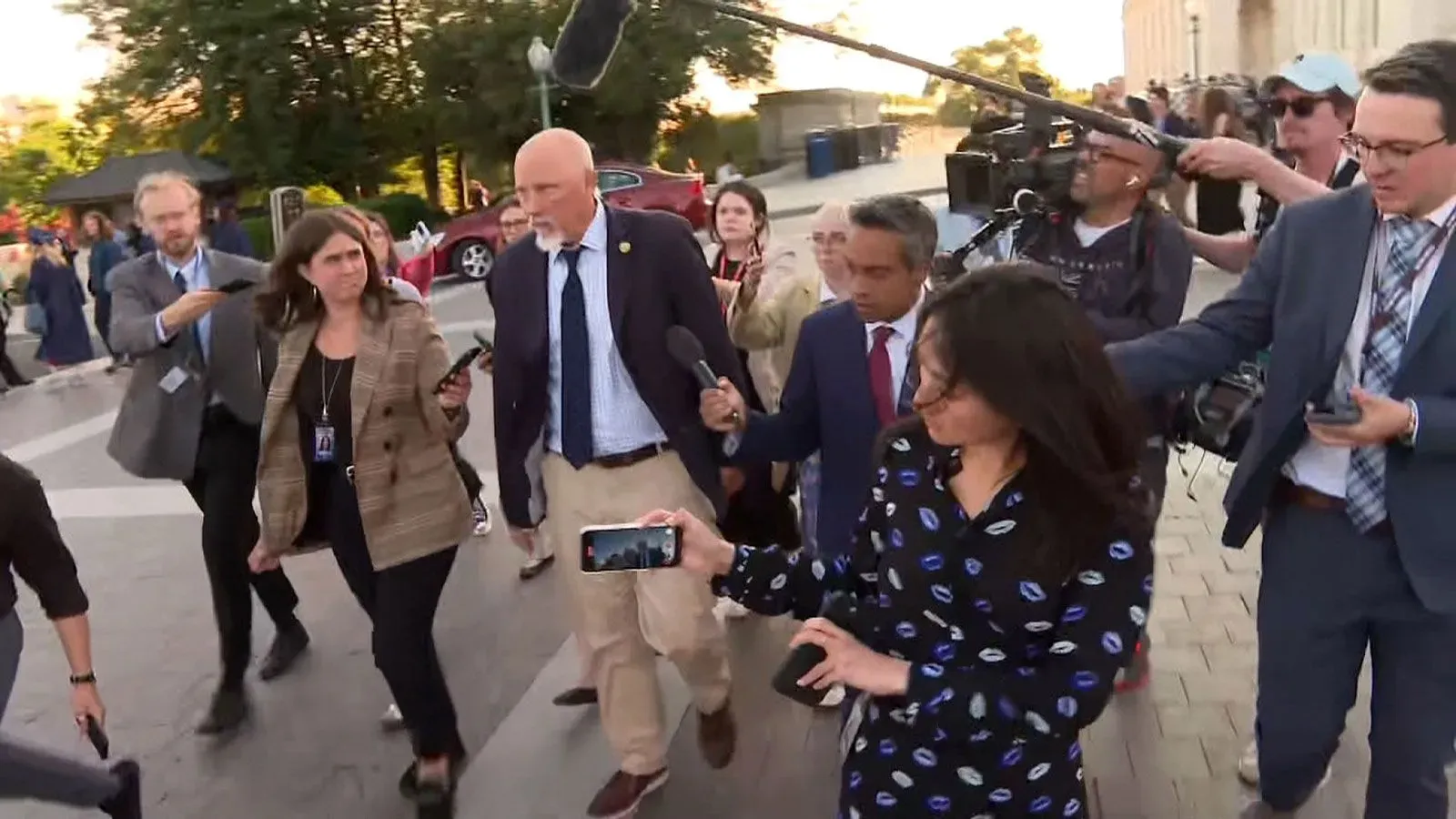 مجموعة من الصحفيين والمراسلين يحيطون بمجموعة من السياسيين خارج مبنى حكومي، مع التركيز على تفاعلهم مع وسائل الإعلام بعد التصويت على قانون تنظيم العملات المستقرة.