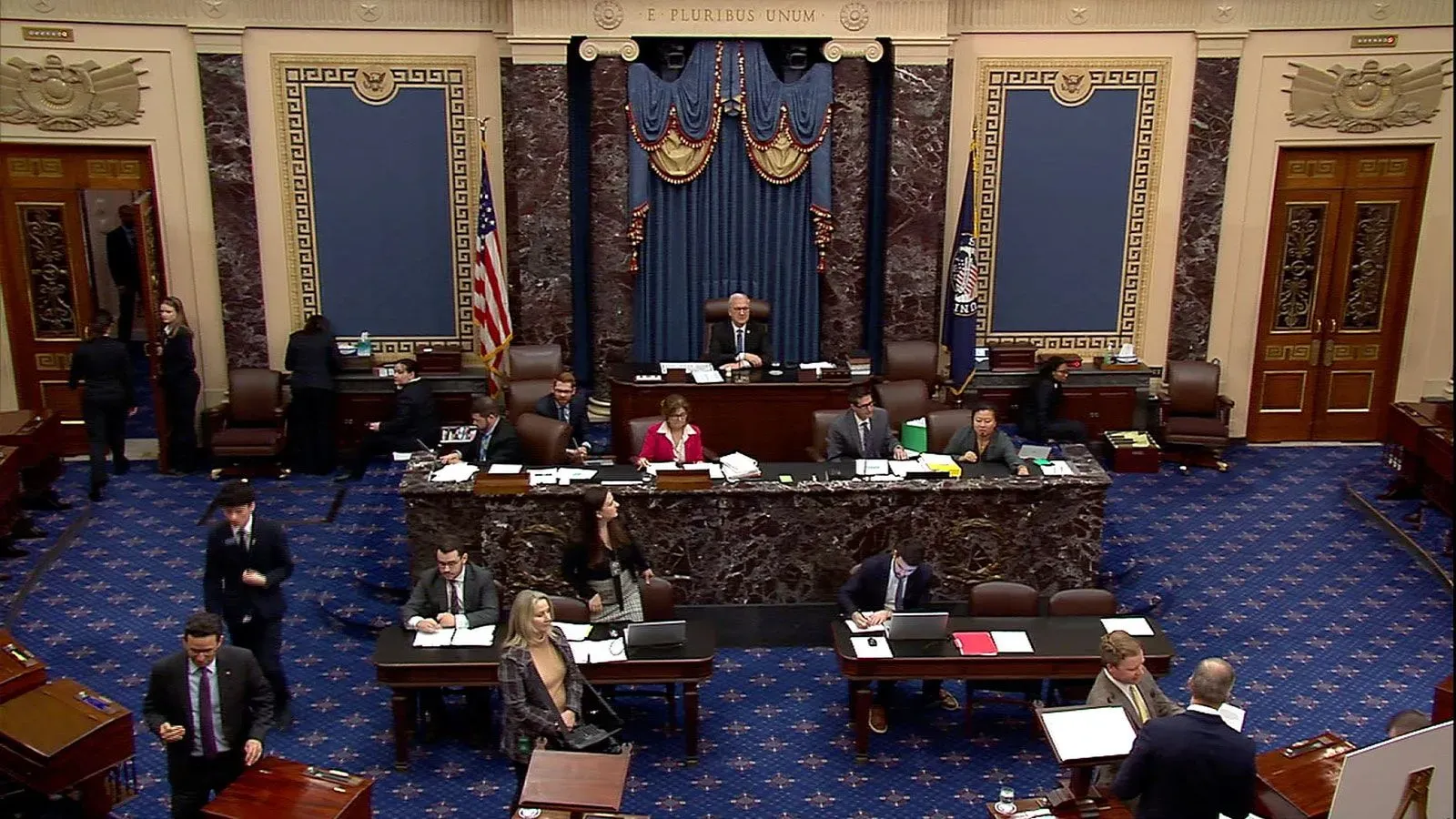 جلسة تصويت في مجلس الشيوخ الأمريكي، مع أعضاء الحزب الجمهوري يناقشون مشروع قانون ترامب وسط أجواء من التوتر السياسي.