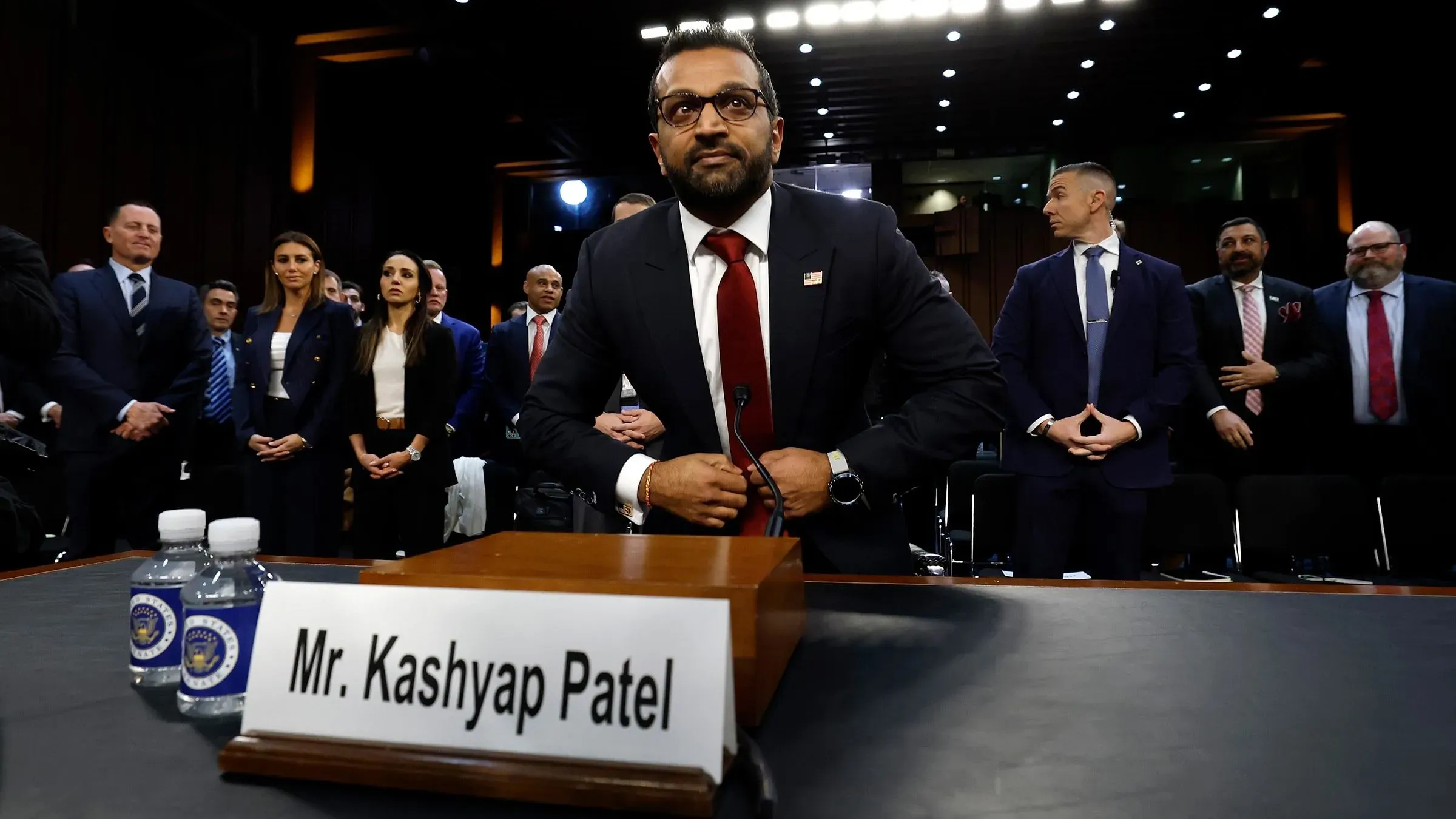 كاش باتيل يستعد لجلسة تأكيد تعيينه مديرًا لمكتب التحقيقات الفيدرالي، وسط حضور عدد من المراقبين والمناصرين في الكابيتول هيل.