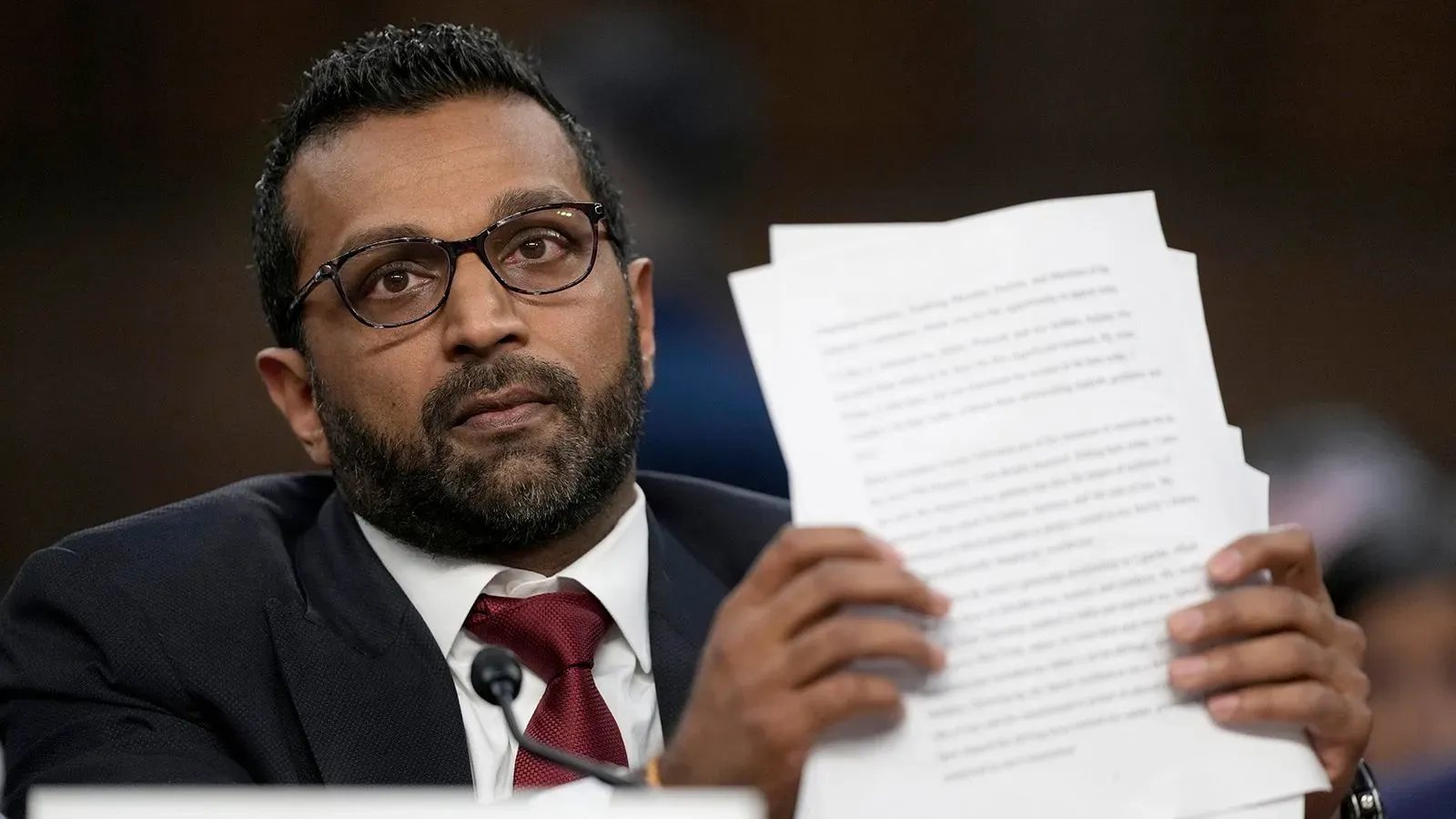 كاش باتيل يحمل أوراقًا أثناء جلسة استماع في مجلس الشيوخ، وسط اتهامات بإدارة عمليات تطهير لموظفي مكتب التحقيقات الفيدرالي.