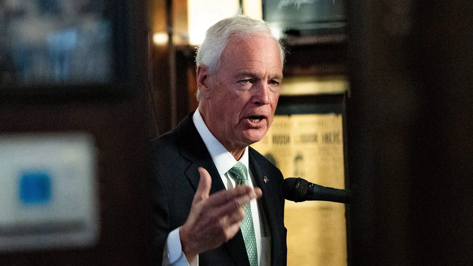 السيناتور رون جونسون يتحدث في مؤتمر، معبرًا عن معارضته لمشروع قانون ترامب بسبب مخاوف من الإنفاق.