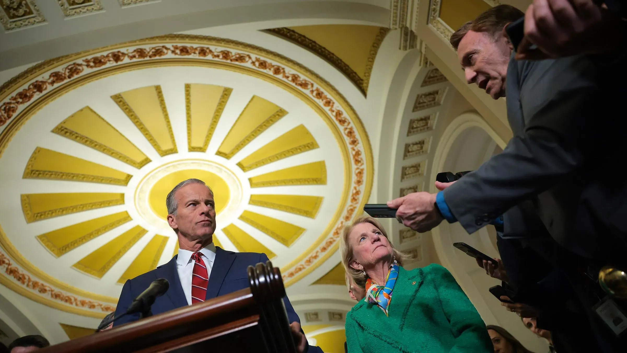 اجتماع لزعيم الأغلبية في مجلس الشيوخ جون ثون مع أعضاء آخرين، خلفية مزخرفة، يتحدثون حول خطة الميزانية الجديدة.