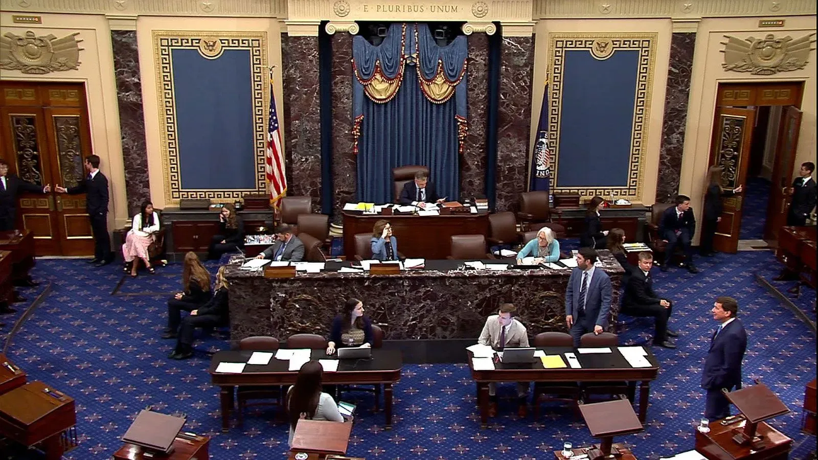 جلسة مجلس الشيوخ الأمريكي حيث تم التصويت على قانون GENIUS لتنظيم العملات الرقمية، مع أعضاء مجلس الشيوخ في قاعة النقاش.