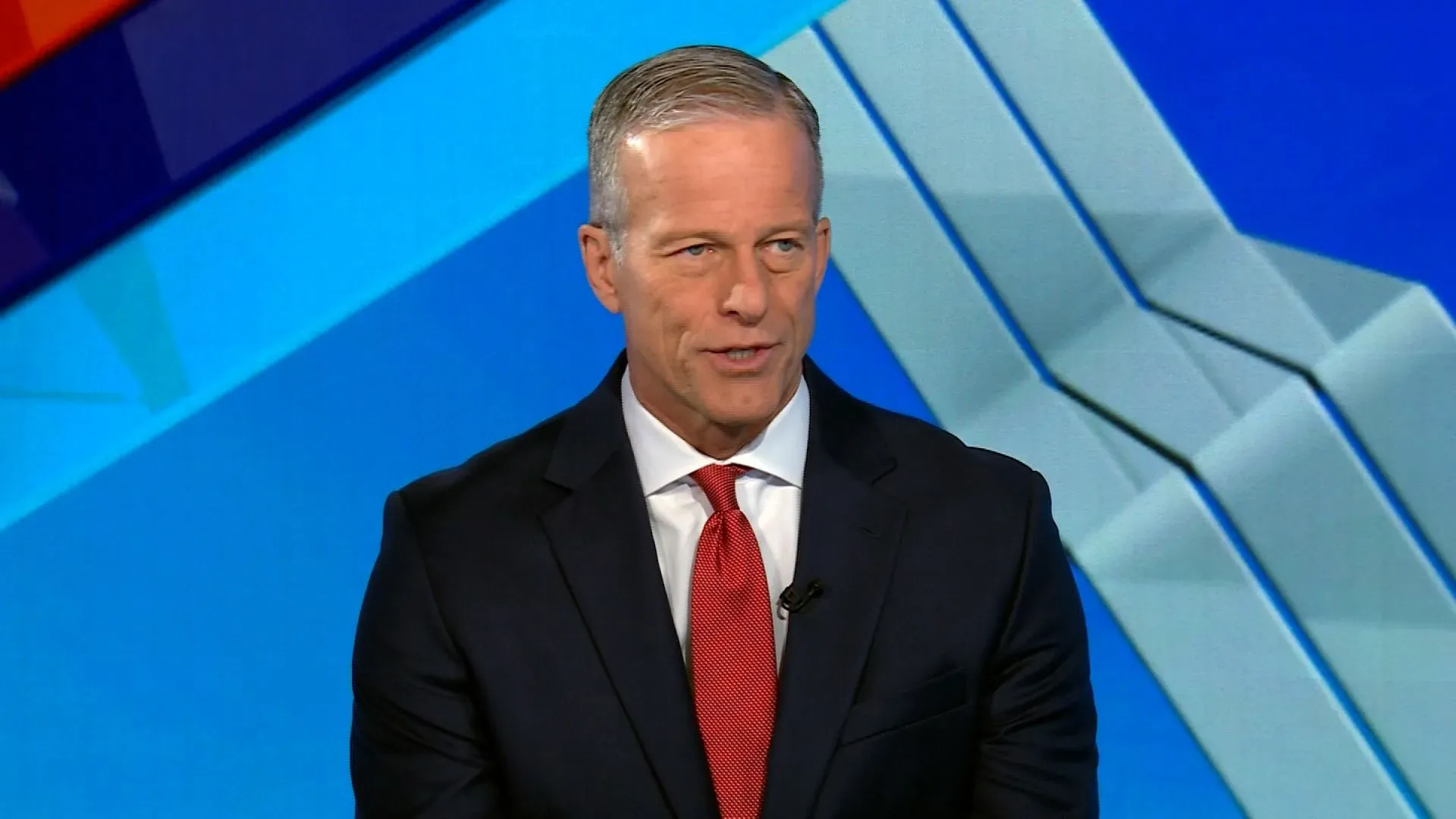 زعيم الأغلبية في مجلس الشيوخ الأمريكي، جون ثون، يتحدث عن تأثير الرسوم الجمركية الجديدة على الاقتصاد الأمريكي خلال مقابلة تلفزيونية.