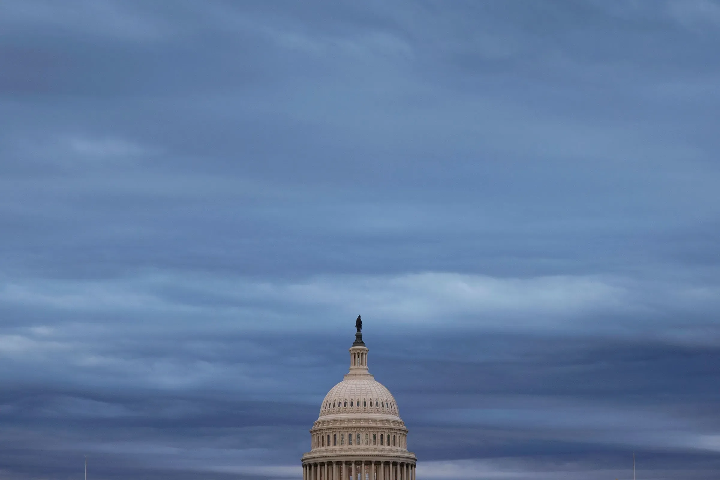قبة مبنى الكابيتول الأمريكي تحت سماء ملبدة بالغيوم، تعكس أجواء التوتر السياسي حول التمويل وإعادة فتح الحكومة.