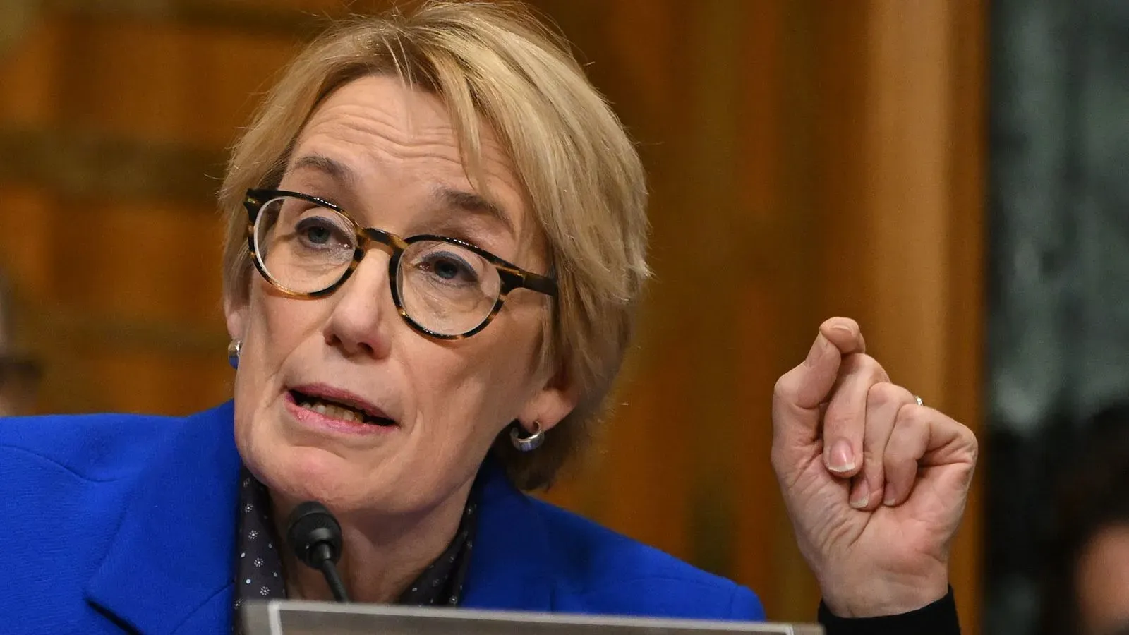 السيناتور ماغي حسن تتحدث خلال جلسة، تطالب سبوتيفاي بتوضيح حول إزالة البودكاست الزائف الذي يروج لبيع الأدوية غير القانونية.