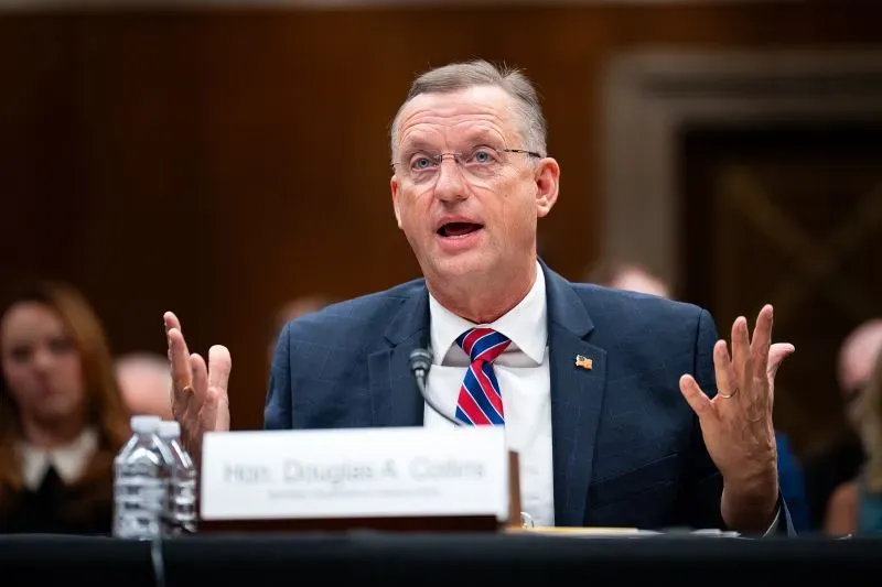 دوغ كولينز، وزير شؤون المحاربين القدامى، يتحدث في جلسة استماع، مع تعبيرات توضح قلقه بشأن مستقبل الرعاية الصحية للمحاربين القدامى.