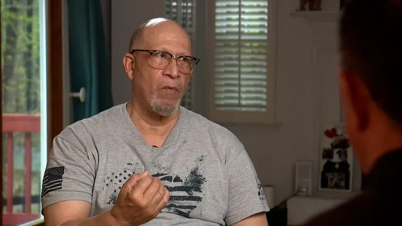 مقابلة مع موظف سابق في وزارة شؤون المحاربين القدامى يتحدث عن التحديات والقلق بشأن تخفيضات الموظفين وتأثيرها على الرعاية الصحية للمحاربين.