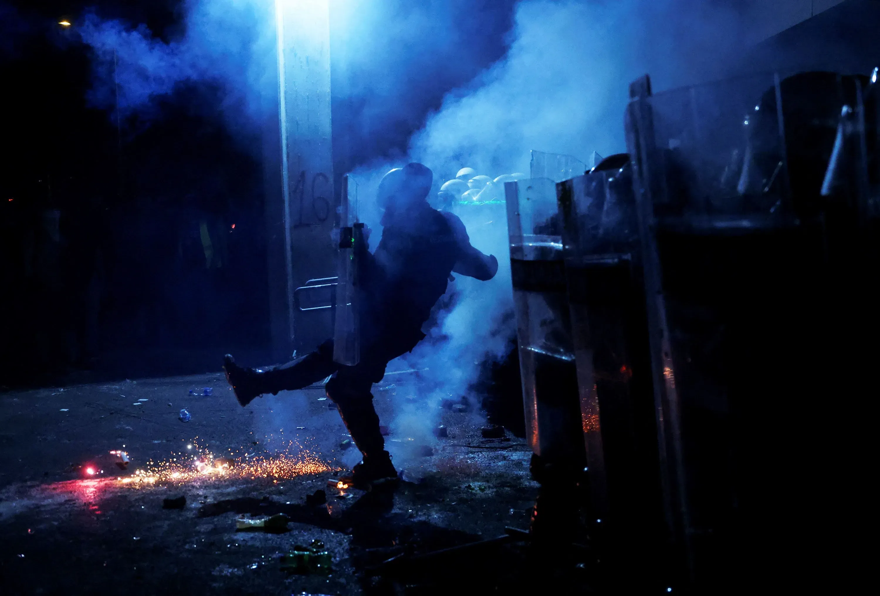 اشتباك بين الشرطة ومحتجين في نوفي ساد، مع استخدام الغاز المسيل للدموع والقنابل الصوتية خلال مظاهرة تطالب بإجراء انتخابات مبكرة.