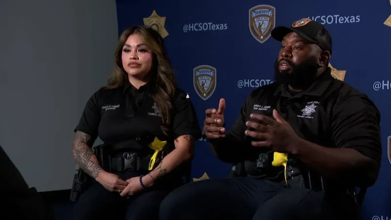 مستشاران من مكتب شريف مقاطعة هاريس يتحدثان خلال فعالية توعية لدعم زملائهم بعد حالات الانتحار في القسم.