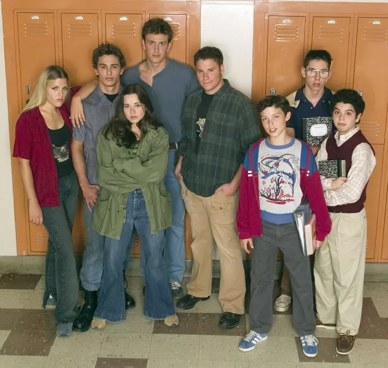 مجموعة من المراهقين في المدرسة الثانوية، يمثلون شخصيات مسلسل "Freaks and Geeks"، يعبرون عن أحلامهم وتحدياتهم.