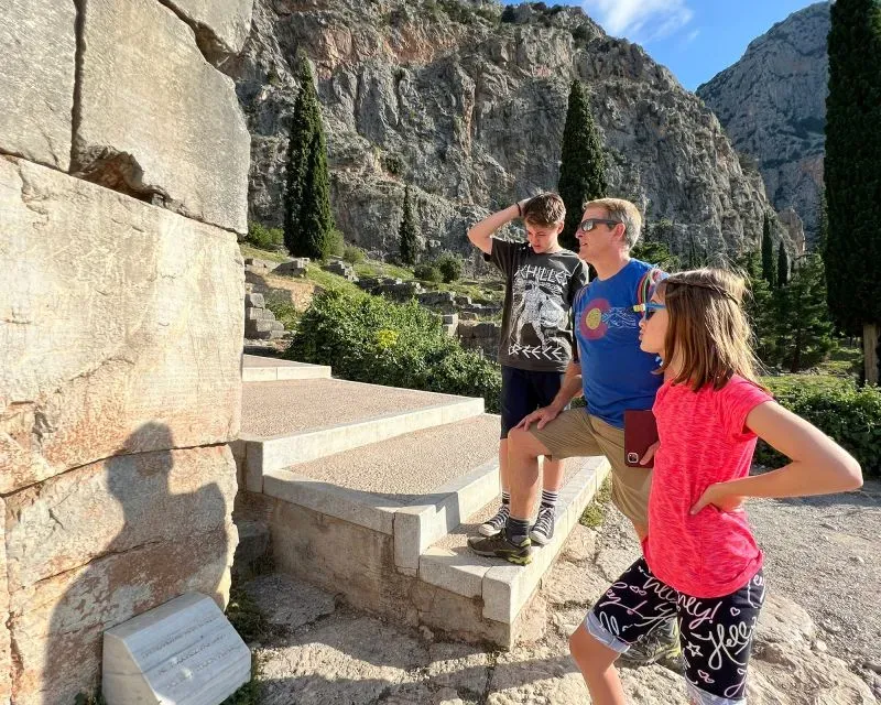 عائلة ألموند تستكشف موقعًا تاريخيًا في اليونان، حيث يتفاعل الأطفال مع المعالم الثقافية والطبيعة المحيطة.