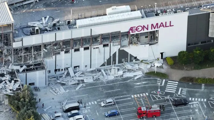 تدمير جزء من مركز تسوق Aeon Mall في كوماموتو جراء زلزال قوي يسبب أضراراً وانقطاع الكهرباء وحوادث انفجار.
