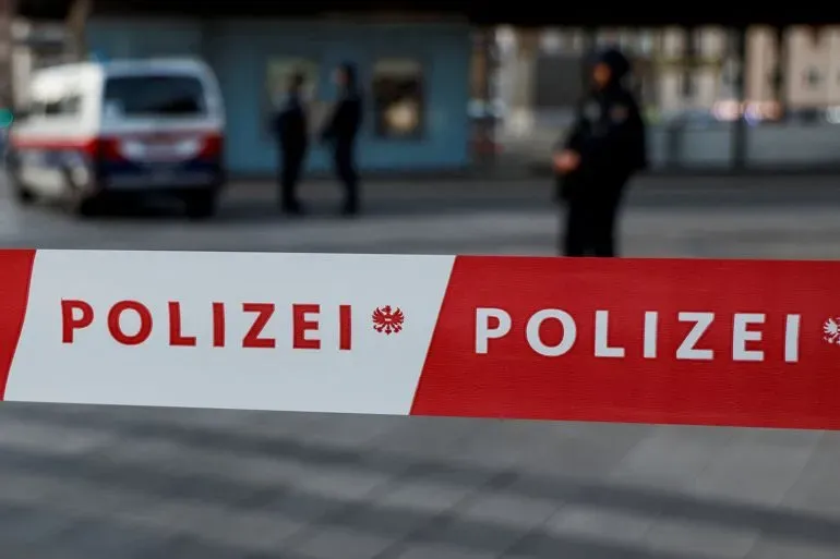 شريط أمني مكتوب عليه "POLIZEI" يفصل منطقة الحادث في غراتس، حيث انتشرت الشرطة بعد إطلاق نار في مدرسة.