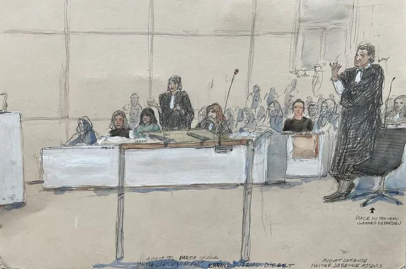 رسم توضيحي لجلسة محاكمة جيرار ديبارديو، حيث يظهر المحامون والضحايا في قاعة المحكمة، وسط أجواء مشحونة بالجدل حول الاتهامات الموجهة إليه.