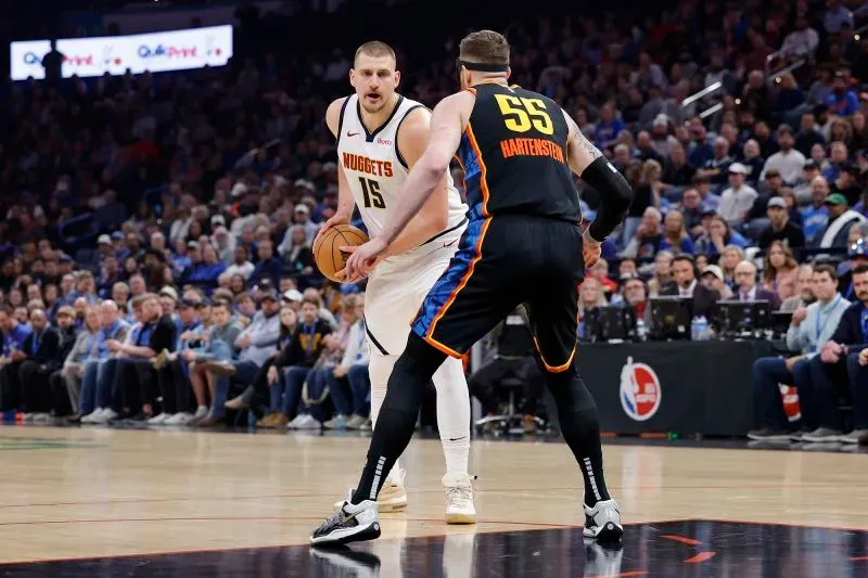 شاي جيلجيوس-أليكساندر يواجه نيكولا جوكيتش في مباراة حماسية، حيث سجل الأول 40 نقطة ليقود أوكلاهوما سيتي ثاندر للفوز على دنفر ناجتس.