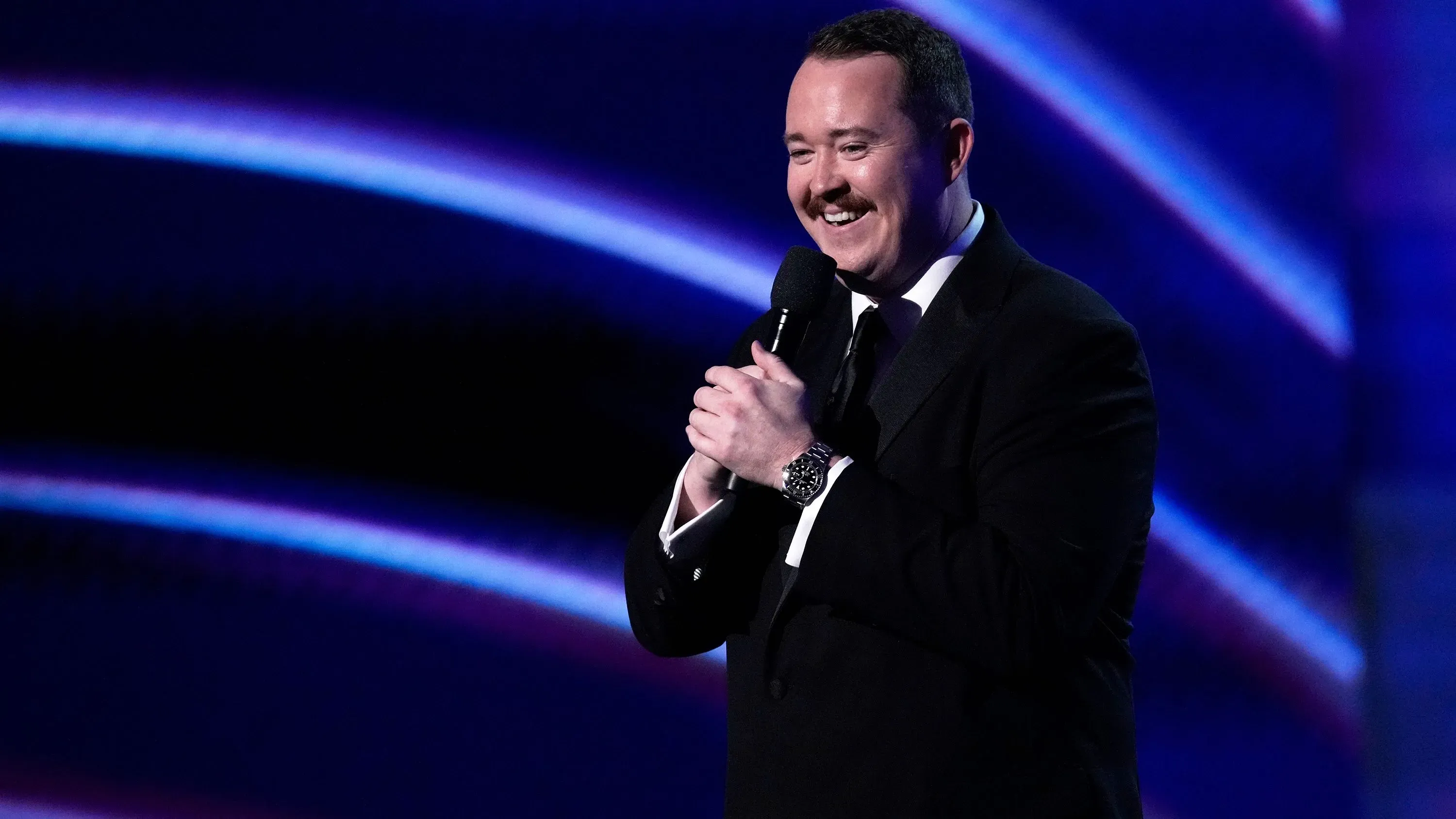 شين جيليس يتحدث على المسرح خلال حفل توزيع جوائز ESPY، حيث قدم مونولوجًا ساخرًا تناول مواضيع رياضية وسياسية.