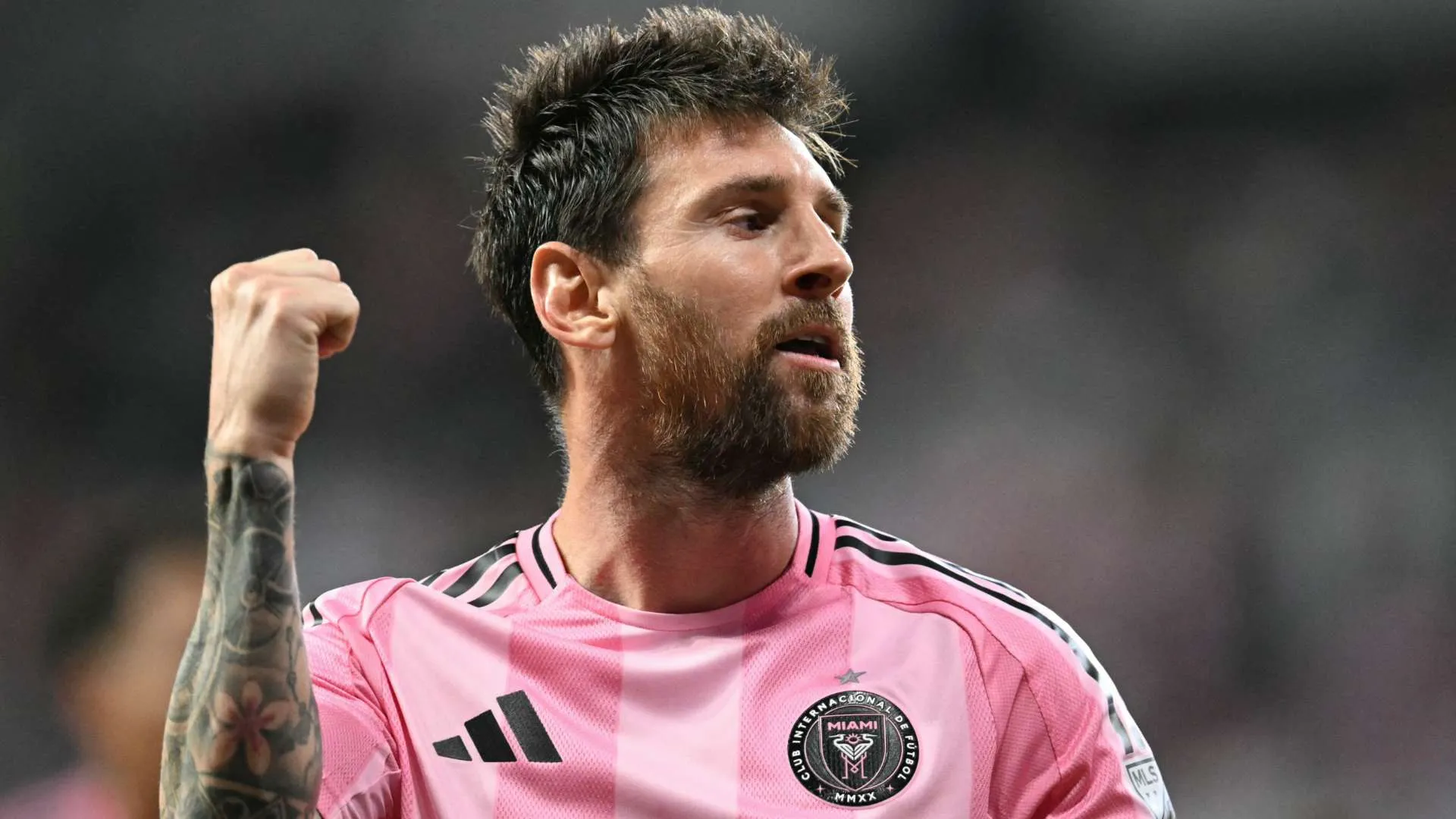ليونيل ميسي يحتفل بفوز فريق Inter Miami في الدوري الأمريكي، مع استمرار سعيه لتحقيق رقم الألف هدف في مسيرته الكروية.