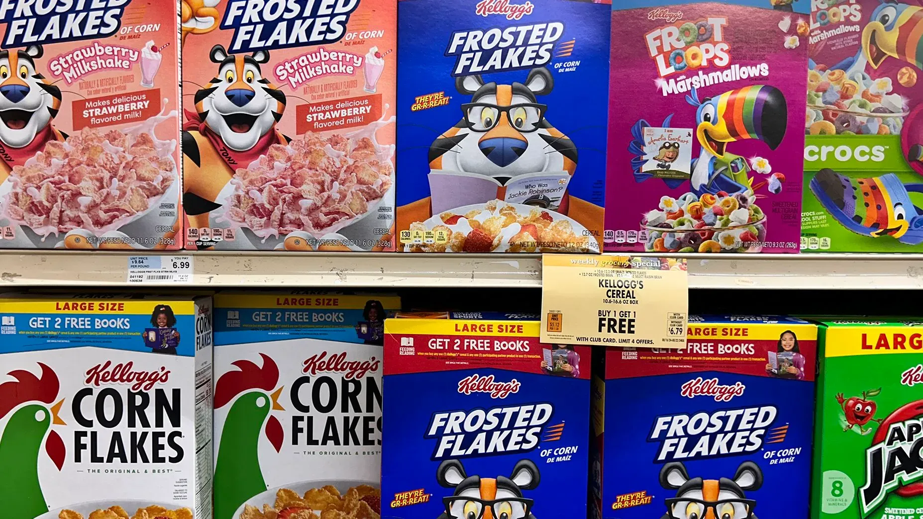 صناديق حبوب الإفطار من شركة WK Kellogg، تشمل Frosted Flakes وFroot Loops، مع عرض خاص لشراء واحدة والحصول على الأخرى مجانًا.