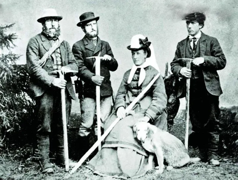 مجموعة من المتسلقين في القرن التاسع عشر، تضم امرأة جالسة مع ثلاثة رجال، يحملون عصي تسلق. تعكس الصورة تاريخ التسلق الجبلي.