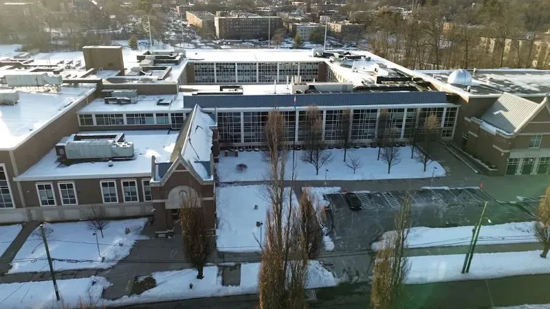 مدرسة هارتفورد الثانوية العامة في كونيتيكت، تظهر في صورة تغطيها الثلوج، تمثل البيئة التعليمية التي واجهت فيها أليشا أورتيز تحديات كبيرة.