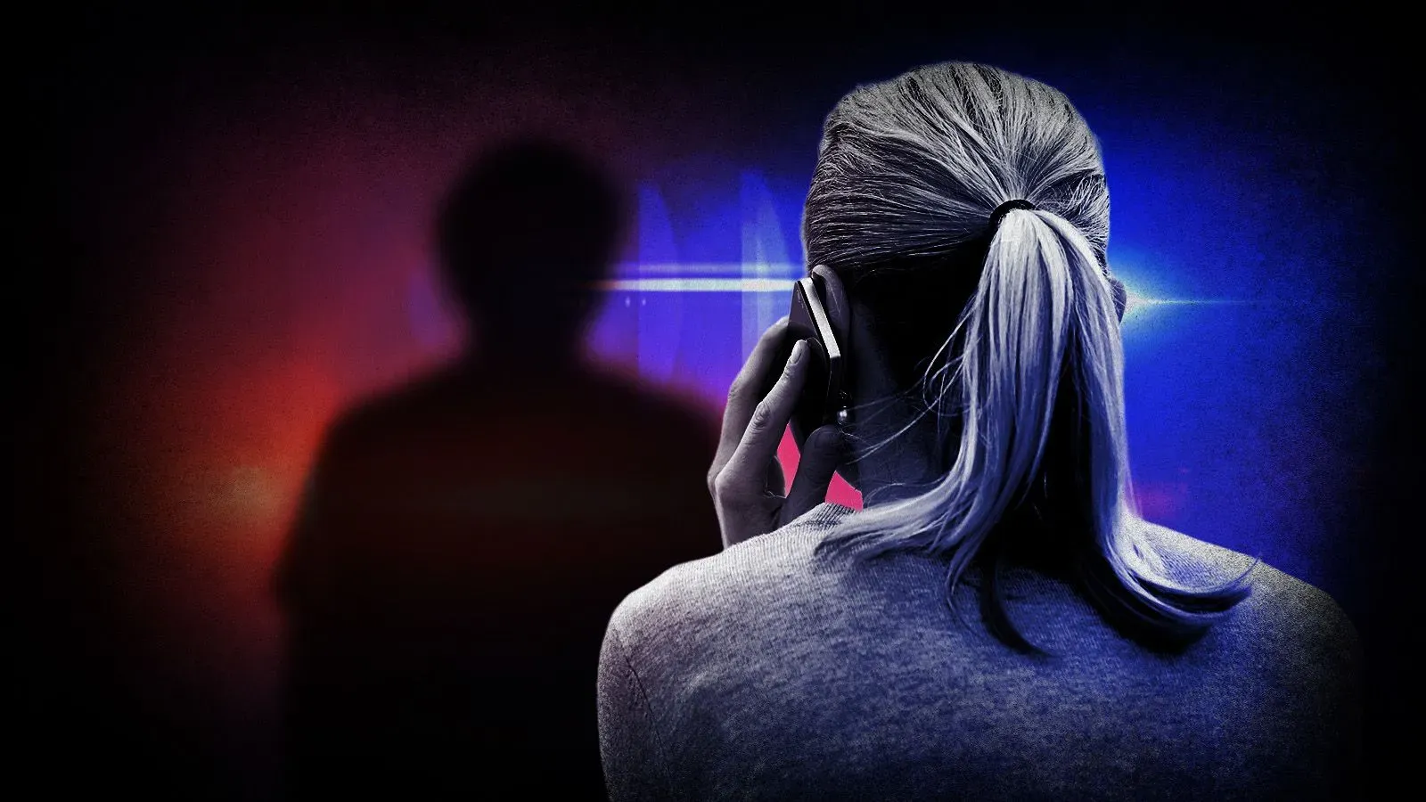 امرأة تتحدث على الهاتف في مشهد يعبّر عن القلق، مع خلفية مظلمة وأضواء شرطة، تشير إلى حالة طارئة تتعلق بجريمة.