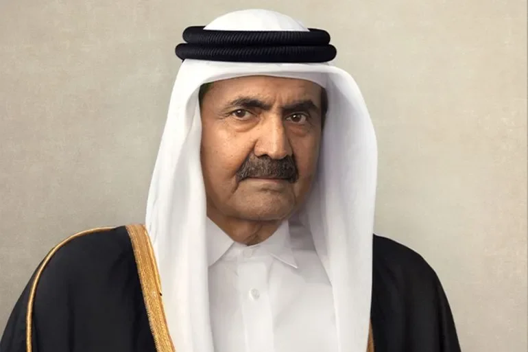الشيخ حمد بن خليفة آل ثاني، أمير قطر السابق، يرتدي الزي التقليدي، رمز القيادة التي حولت قطر إلى قوة اقتصادية وسياسية إقليمية.