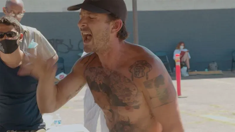 شيا لابوف يتفاعل بشغف مع طلابه في مشهد من فيلم "Slauson Rec"، حيث يظهر وهو يتحدث بحدة في بيئة دراسية.