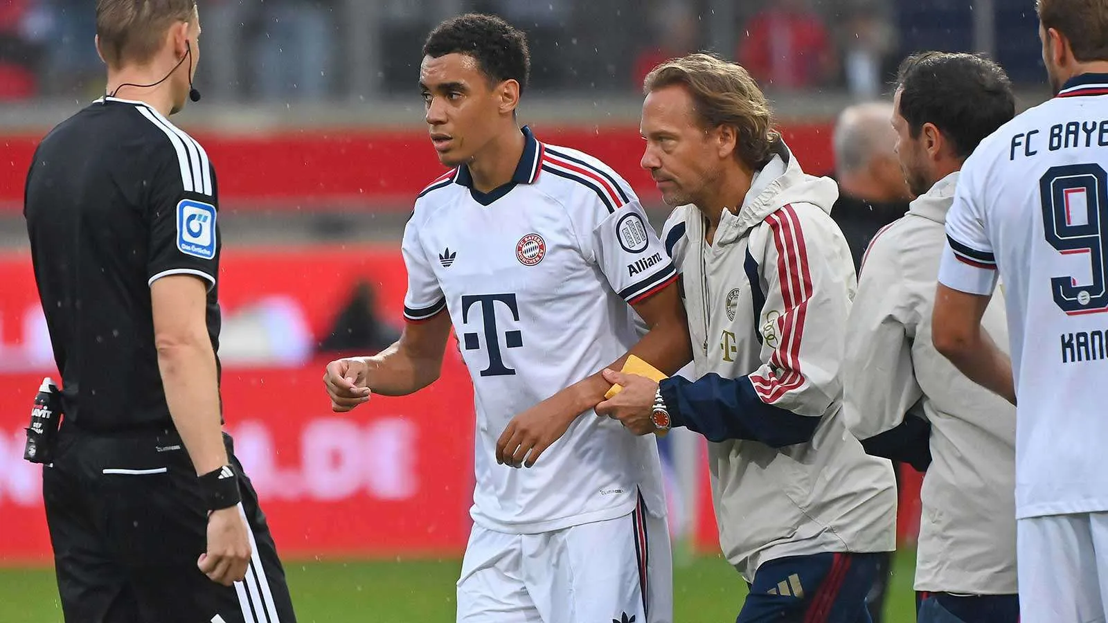 جمال موسيالا لاعب بايرن ميونخ يخرج متثاقلاً من الملعب بعد تعرضه لنوبة غيابية أثناء مباراة ودية ضد هايدنهايم.