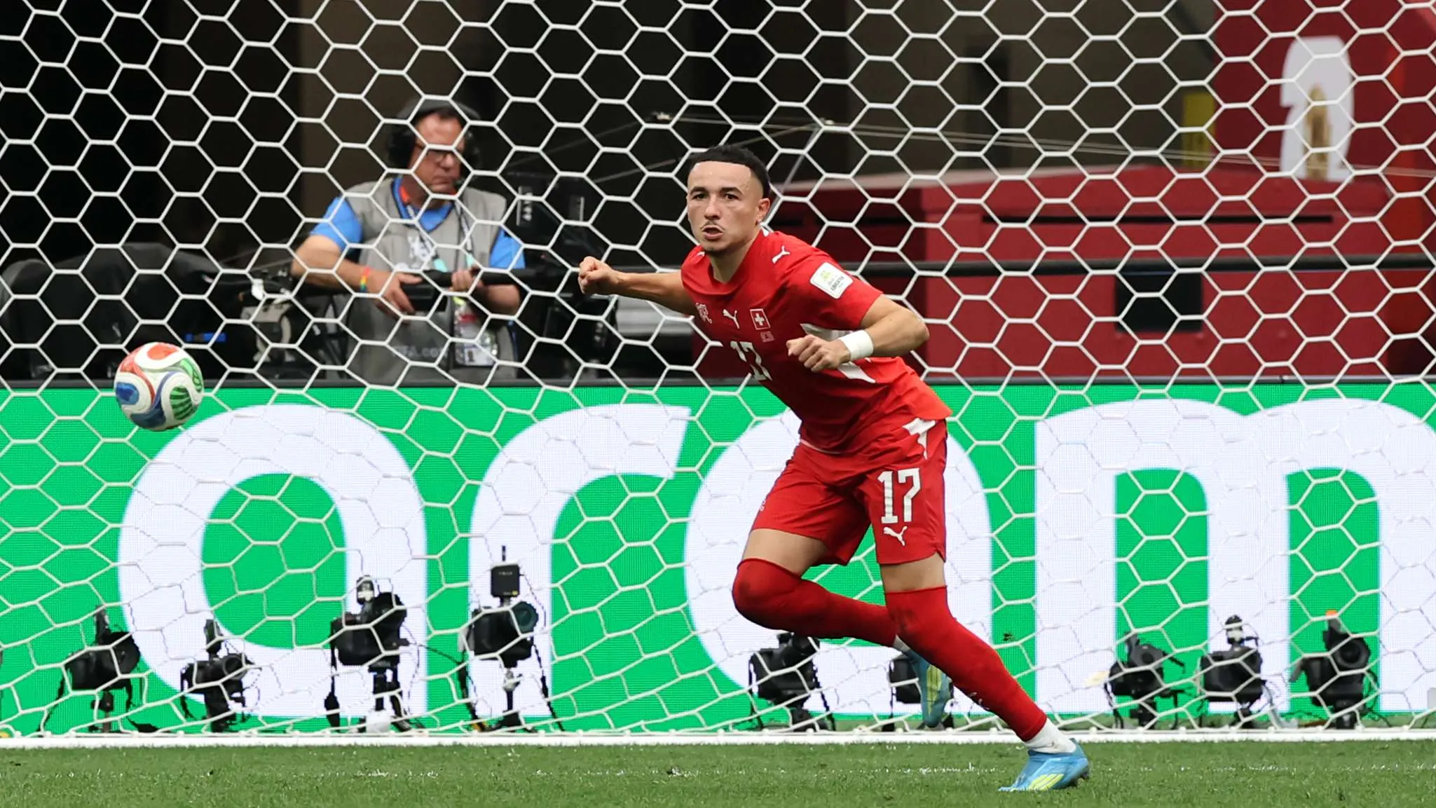 لاعب سويسري يحتفل بتسجيل ركلة جزاء حاسمة أمام مرمى كولومبيا في دور الستة عشر لكأس العالم 2022.
