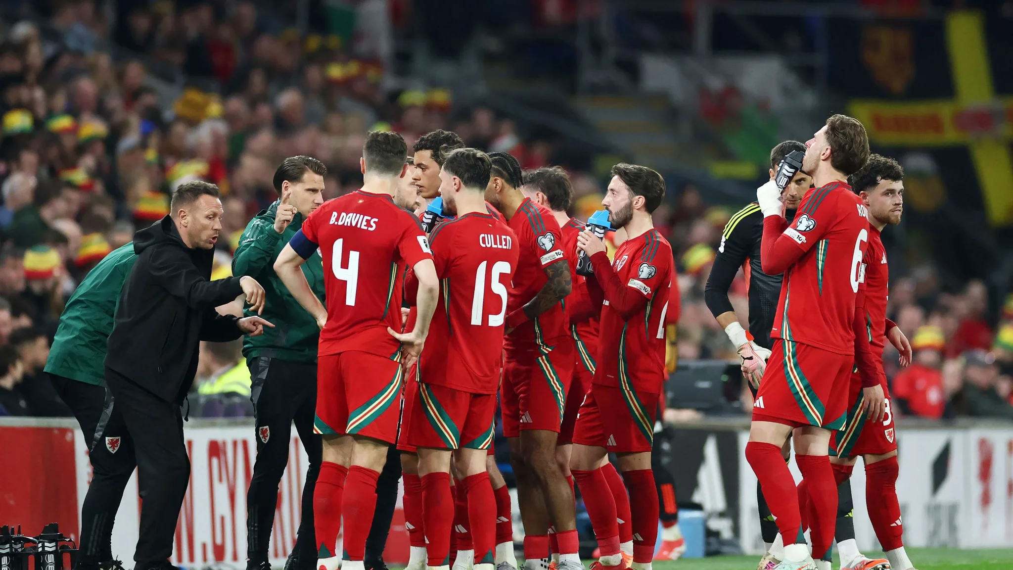 لاعبو منتخب ويلز يستمعون لتعليمات المدرب كريغ بيلامي خلال استراحة في مباراة كرة قدم دولية، استعدادًا لمواجهة البرتغال في دوري الأمم الأوروبية.