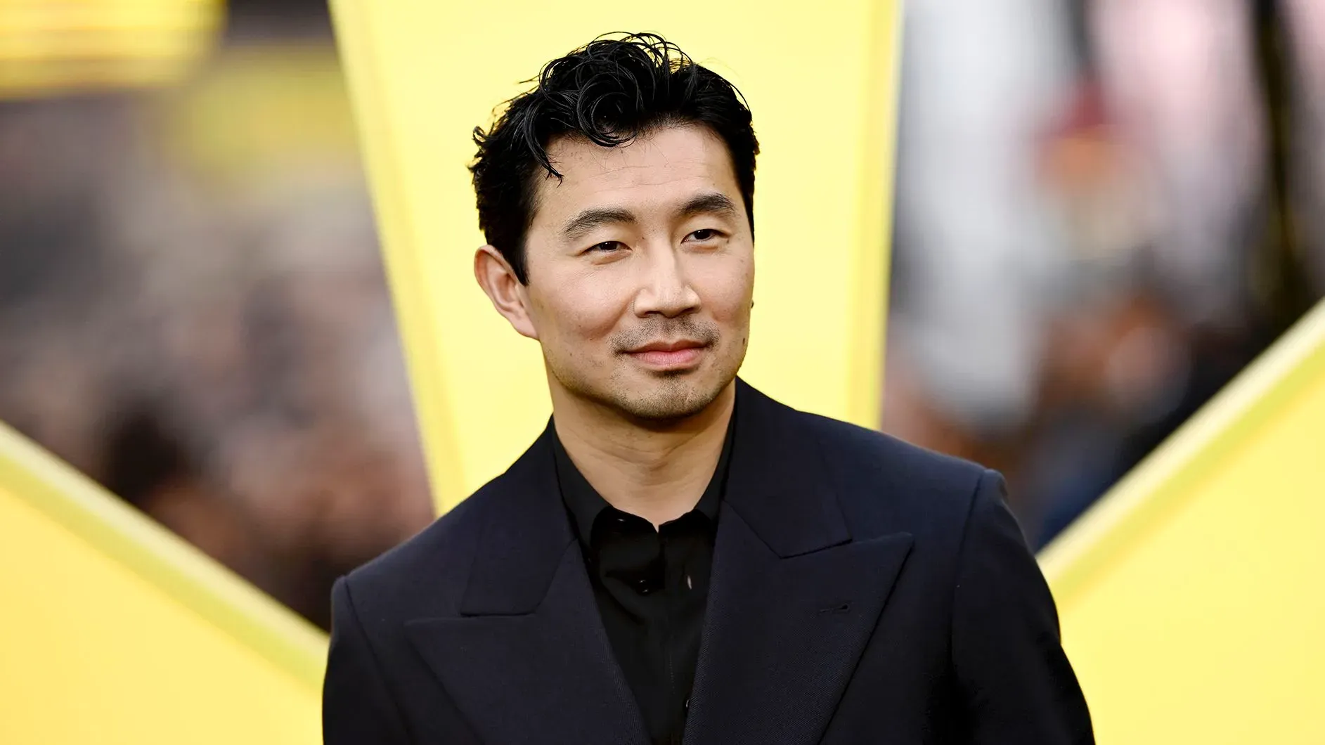 سيمو ليو، نجم فيلم "باربي" ومارفل، يظهر بابتسامة وملابس أنيقة، في حدث يبرز نجاحه وشهرته.