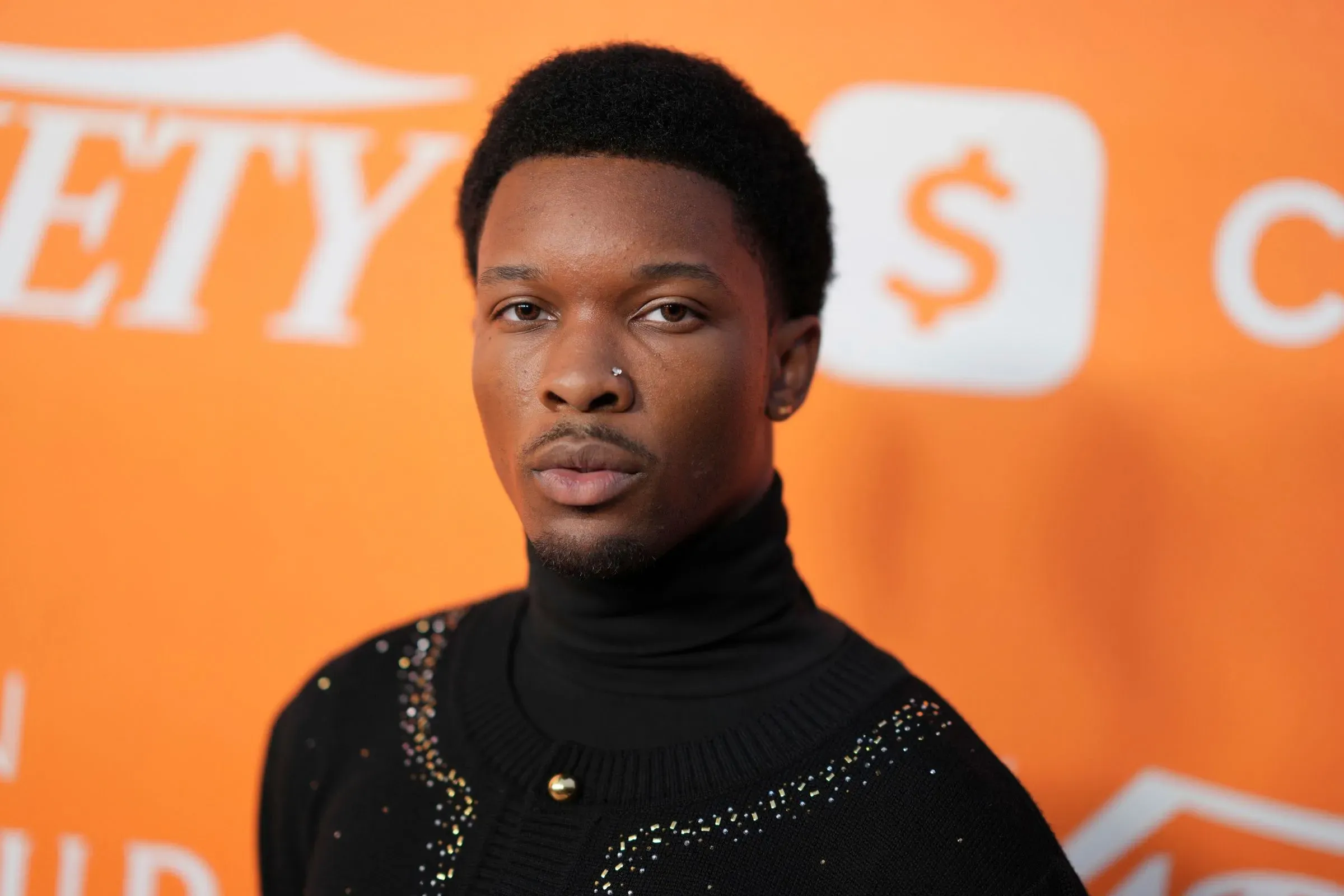 اعتقال المغني d4vd بتهمة الاشتباه في قتل فتاة، مع تأكيد فريق الدفاع براءته، وسط تداعيات على مسيرته الفنية.