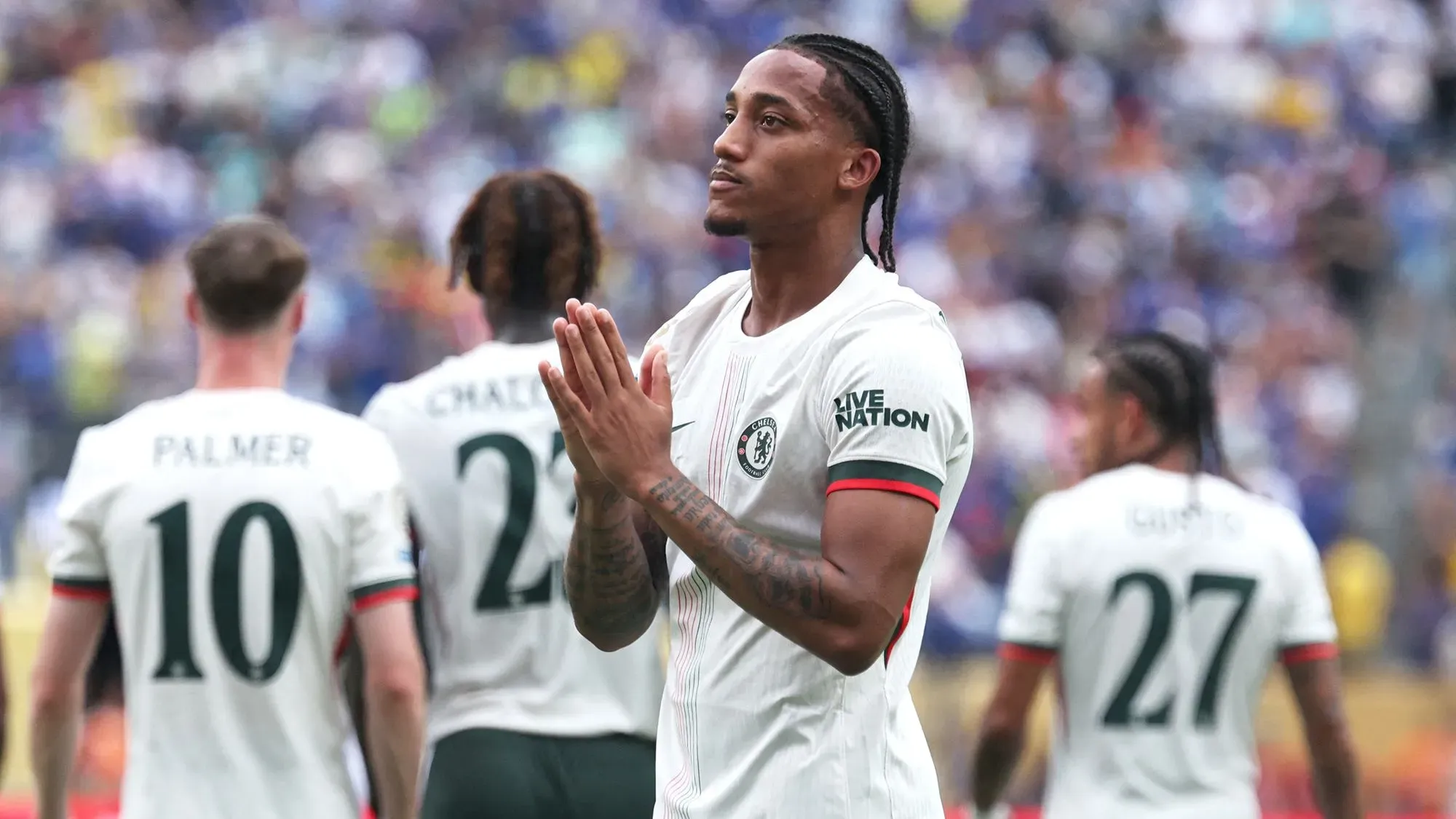 جواو بيدرو يرفع يديه في إشارة احترام بعد تسجيله هدفين لتشيلسي في نصف نهائي كأس العالم للأندية، مع زملائه في الفريق خلفه.