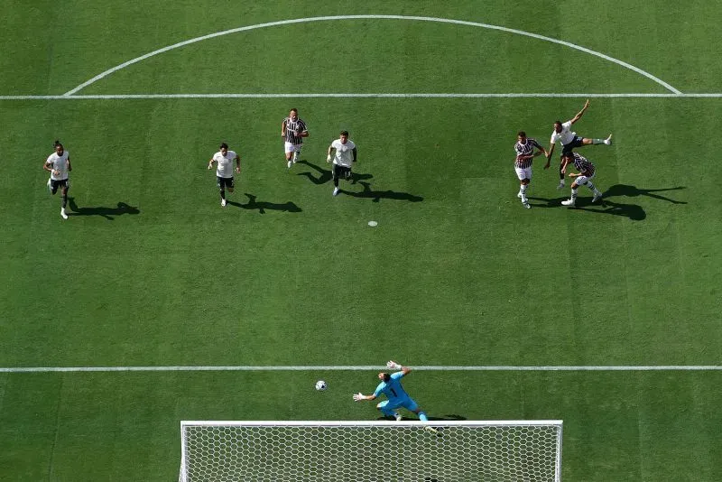 جواو بيدرو يسجل هدفًا من ركلة جزاء بينما يتصدى حارس مرمى فلومينينسي، وسط لاعبين يتنافسون على الكرة في كأس العالم للأندية.