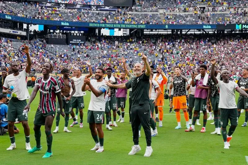 احتفال فريق تشيلسي بعد الفوز على فلومينينسي في نصف نهائي كأس العالم للأندية، حيث يظهر اللاعبون والمدرب في أجواء من الفرح.