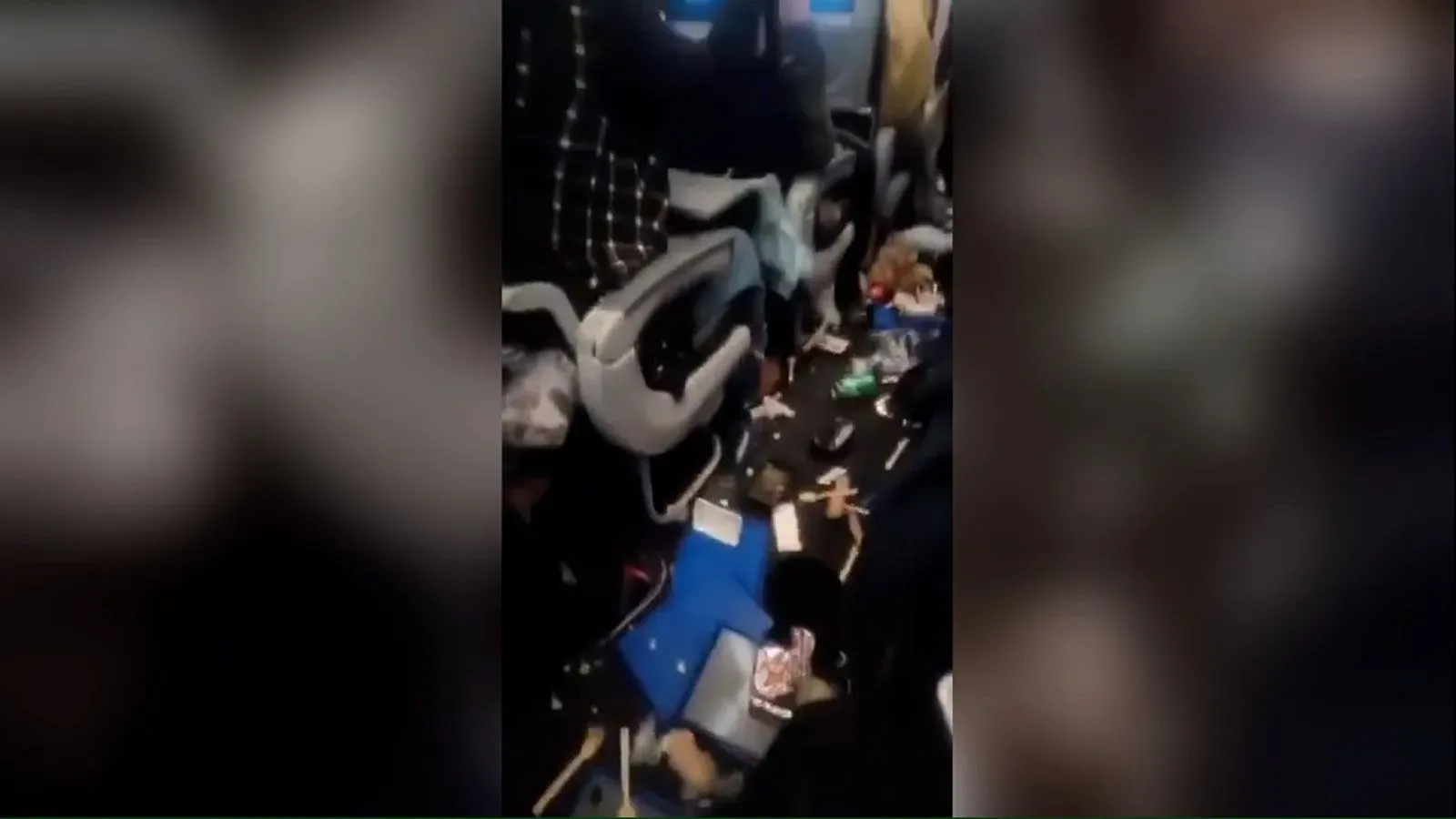 حالة من الفوضى داخل طائرة يونايتد إيرلاينز بعد حركة مفاجئة أدت إلى إصابة الركاب وأفراد الطاقم، مع تناثر الطعام والأغراض على الأرض.