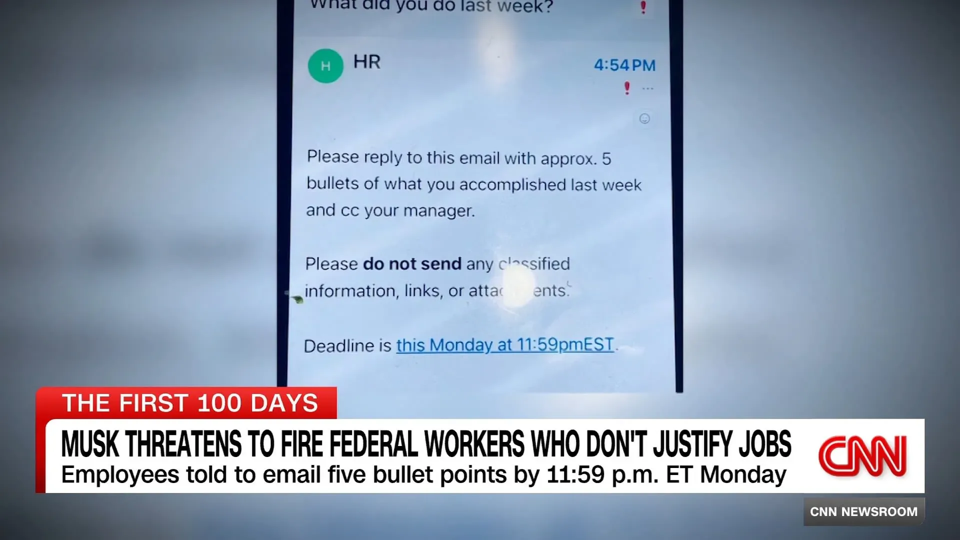 رسالة نصية تظهر تعليمات لموظفين حكوميين من إيلون ماسك تطلب منهم إرسال خمس نقاط عن إنجازاتهم الأسبوعية.