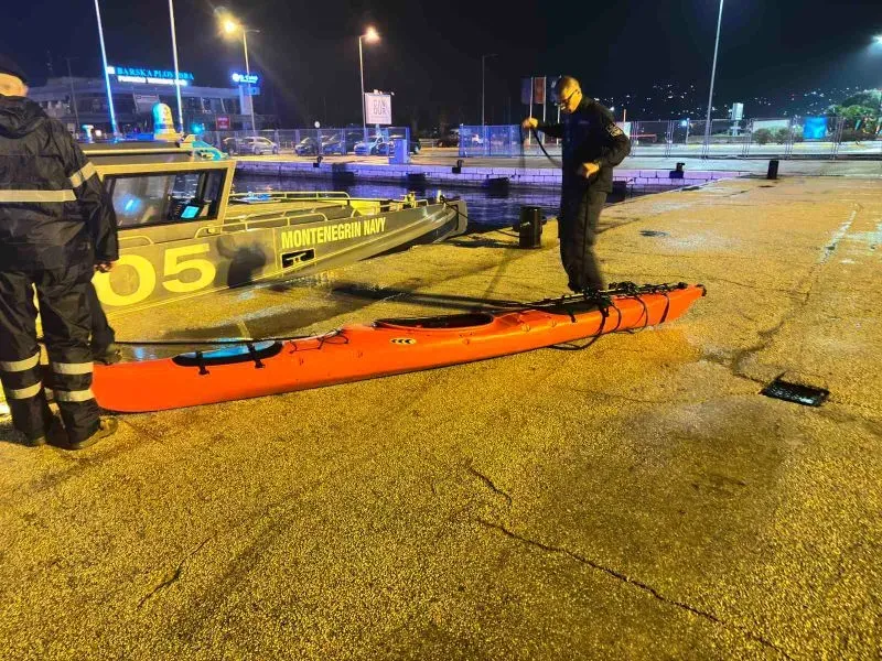 عملية إنقاذ المتزلج إيفيكا كوستيليتش بعد أن ضل طريقه في البحر، مع زورق دورية للبحرية في الجبل الأسود وزورق كاياك برتقالي.