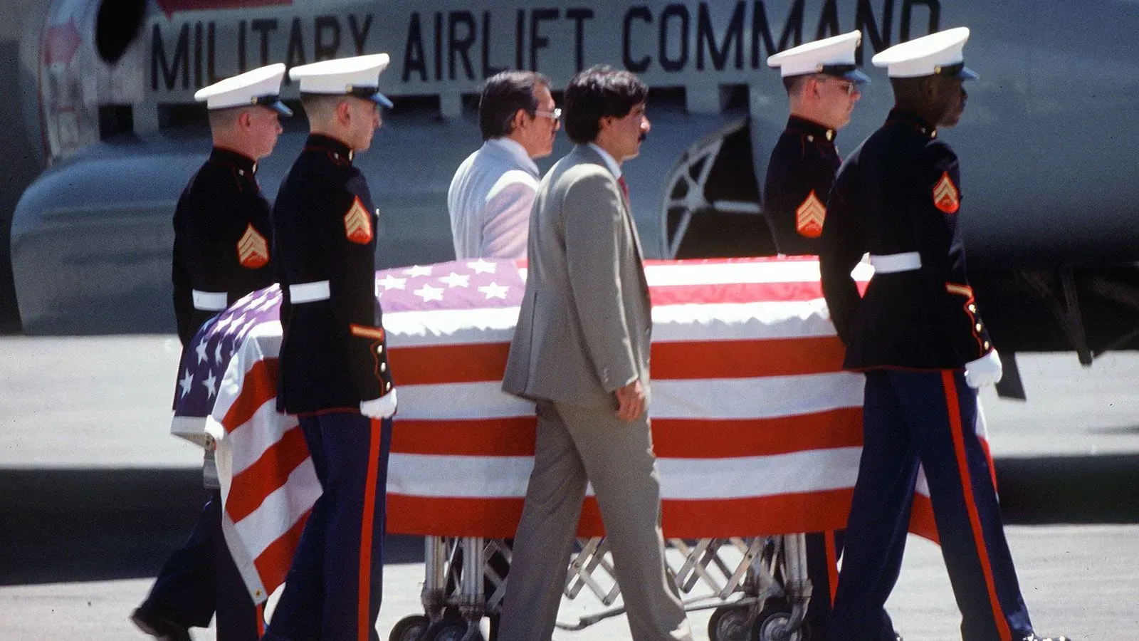 تظهر الصورة جنودًا يحملون نعشًا مغطى بعلم الولايات المتحدة، أثناء مراسم نقل جثمان إنريكي "كيكي" كامارينا، ضحية الكارتلات المكسيكية.