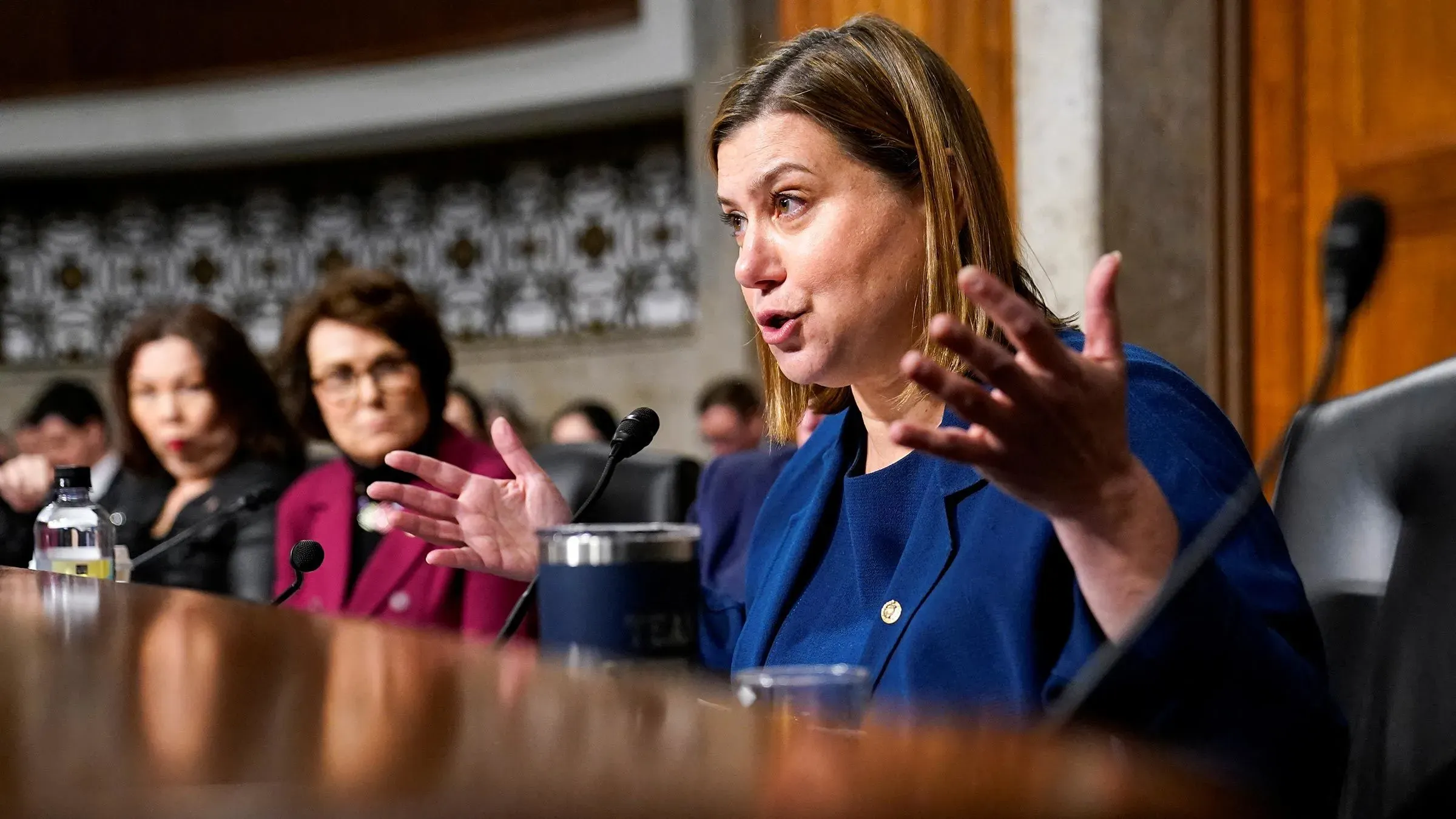 السيناتور إليسا سلوتكين تتحدث خلال جلسة أمام الكونغرس، مع التركيز على قضايا الأمن القومي والاقتصاد، وسط حضور نسائي في الخلفية.