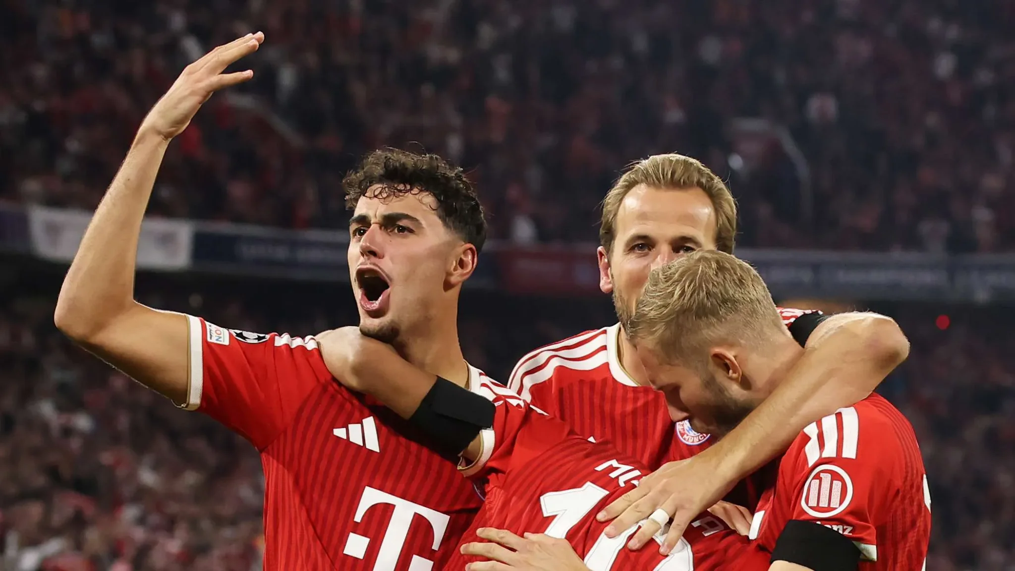 جمال موسيالا يحتفل مع زملائه في بايرن ميونيخ بعد تسجيله الهدف رقم 900 للنادي في دوري أبطال أوروبا 2029-2030.