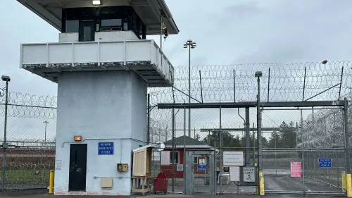 برج حراسة سجن في نيويورك محاط بسياج شائك، يعكس التوترات الأمنية في الإصلاحيات بعد أحداث العنف الأخيرة.