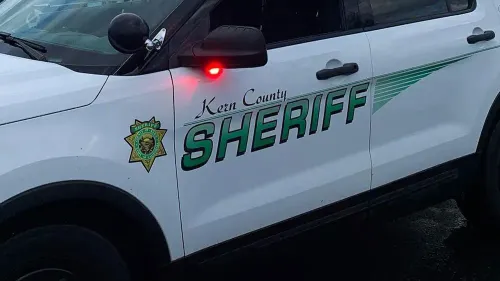 سيارة شرطة تحمل شعار مكتب شريف مقاطعة كيرن، مع إضاءة حمراء، في سياق تحقيق بشأن اختطاف طفل عبر وسائل التواصل الاجتماعي.