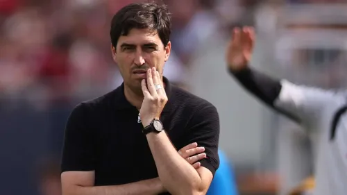 مدرب ليفربول أرتيتا يبدو متأملاً ومفكراً خلال مباراة ودية، في ظل اهتمام الفريق بالتعاقد مع جناح باريس سان جيرمان برادلي باركولا.
