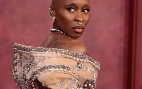 سينثيا إريفو تتألق بفستان شامباني مزركش من تصميم سكياباريللي، مع تفاصيل درامية وأظافر مزخرفة، خلال حفل توزيع جوائز توني.