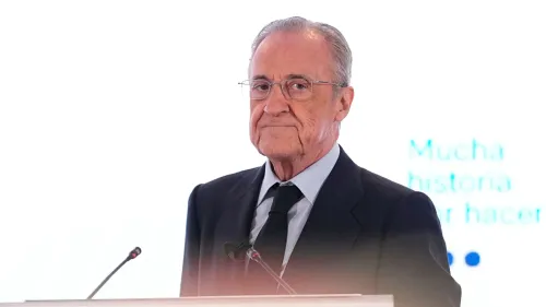 فلورنتينو بيريز رئيس ريال مدريد خلال مؤتمر صحفي يعلن عن إيرادات قياسية للنادي وتعاقدات جديدة لتعزيز الفريق.