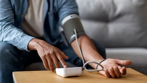 قياس ضغط الدم بواسطة جهاز قياس الضغط على معصم شخص، مما يبرز أهمية مراقبة ضغط الدم في الوقاية من السكتات الدماغية والخرف والاكتئاب.