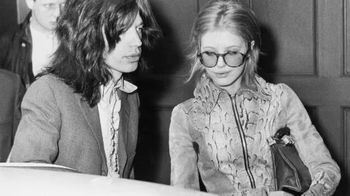 ماريان فيثفول مع ميك جاغر، تعكسان لحظة من تاريخ الموسيقى في الستينيات، حيث كانت فيثفول رمزًا ثقافيًا وموسيقياً.